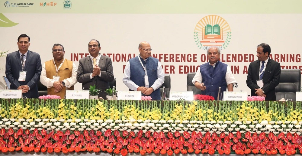 Hon'ble Union Minister of Agriculture and Farmers Welfare Shri Narendra Singh Tomar unveiling the Blended Learning Platform